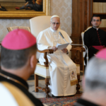 Quem segue Cristo não está ao lado da guerra, enfatiza Papa