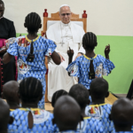 Papa: na família de Deus, ninguém é esquecido, por menor que seja