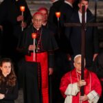 Papa Leão XIV carrega a cruz na Via Sacra no Coliseu em Roma