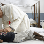 Papa visita Hospital São Paulo em Douala e leva conforto aos pacientes