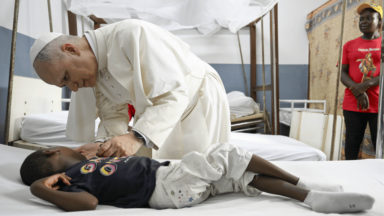 Papa visita Hospital São Paulo em Douala e leva conforto aos pacientes