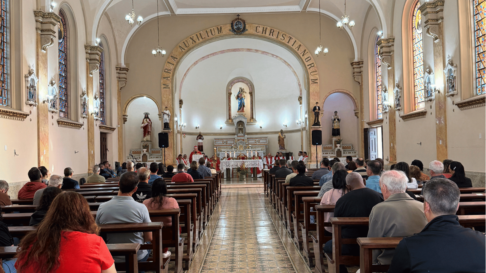 Membros da comunidade durante a Santa Missa deste sábado, 25.