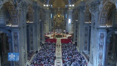 Papa Leão XIV celebra Pentecostes com fiéis no Vaticano