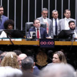 Câmara aprova fim da escala 6x1 e limite de 40h semanais