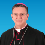 Retrato oficial de Dom Edilson Soares Nobre, vestindo traje episcopal e solidéu, diante de fundo azul.