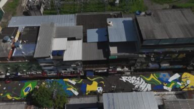 Moradores da Rocinha decoram rua para a Copa do Mundo