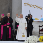 Nápoles é chamada a ser capital de humanidade e de esperança, diz Papa