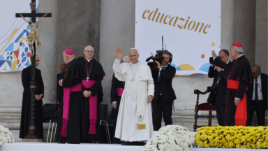 Nápoles é chamada a ser capital de humanidade e de esperança, diz Papa