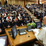 Papa enfatiza escuta e comunhão no governo de novas comunidades