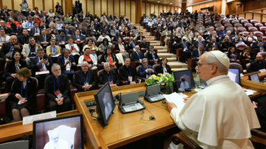 Papa enfatiza escuta e comunhão no governo de novas comunidades
