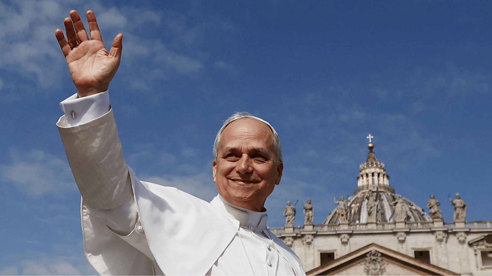 O Papa Leão XIV aparece com suas tradicionais vestes brancas acenando