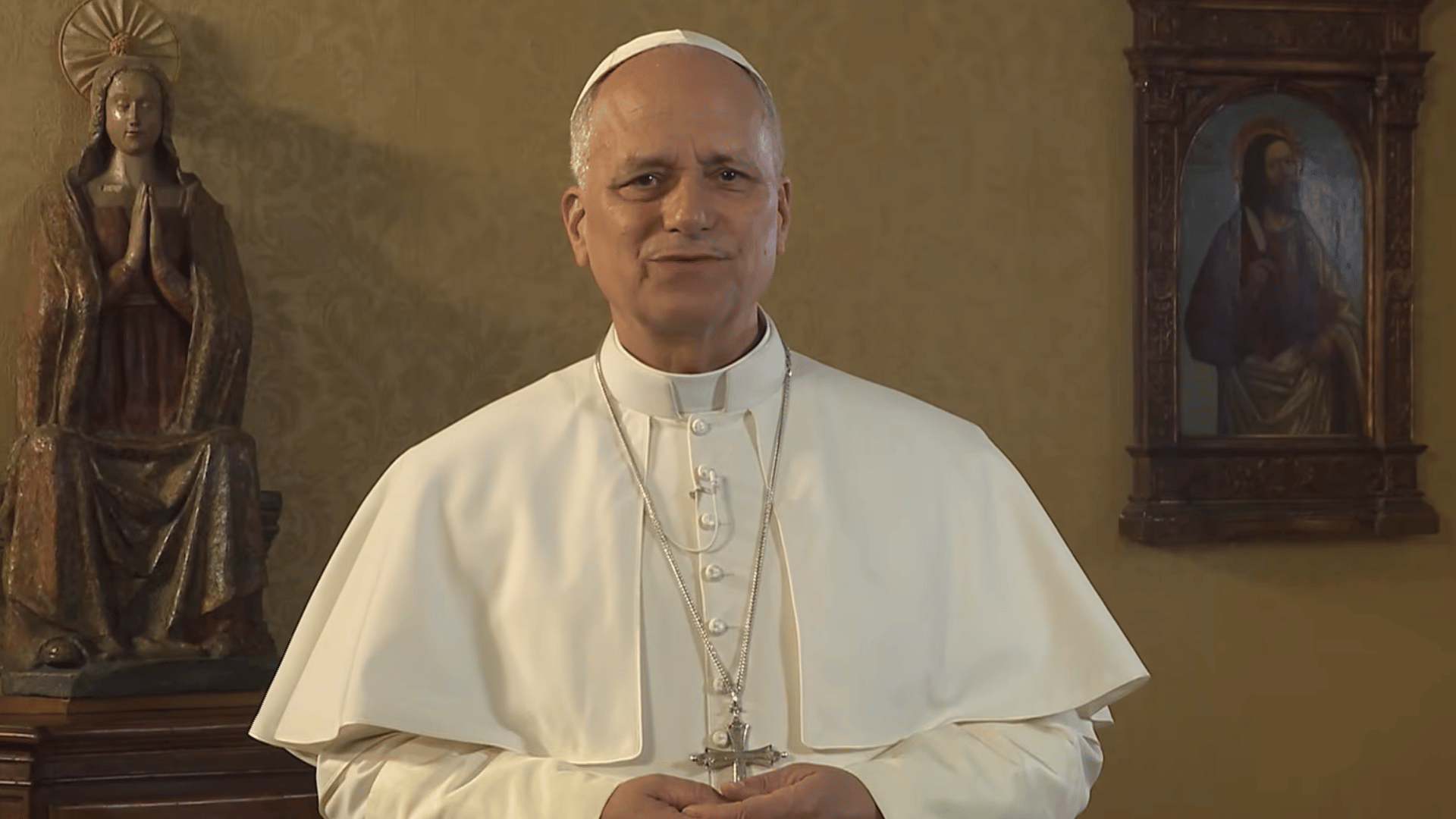 A imagem ilustra o Papa Leão XIV, com suas habituais vestes pontifícias.