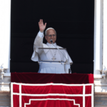 O Papa Leão XIV aparece com suas habituais vestes brancas na janela do Palácio Apostólico e acena aos fiéis