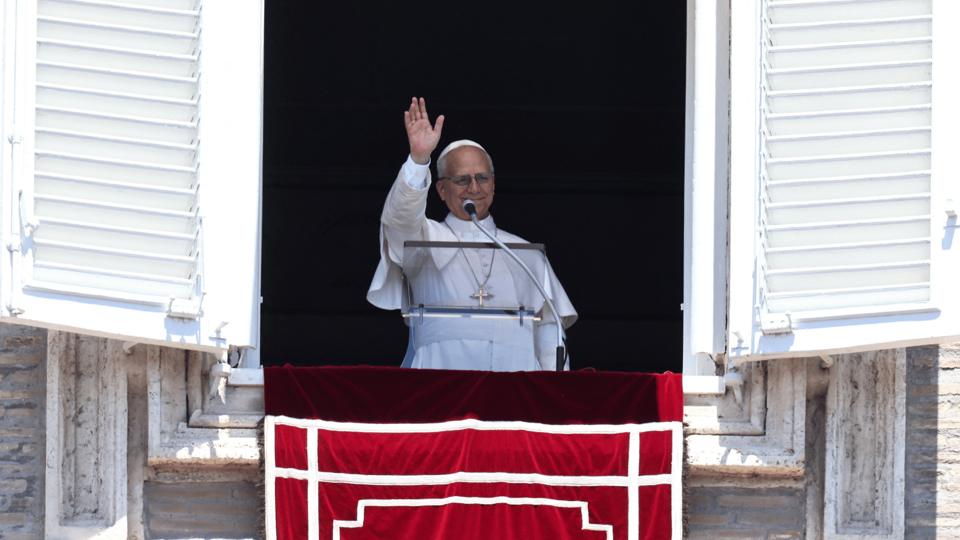 O Papa Leão XIV aparece com suas habituais vestes brancas na janela do Palácio Apostólico e acena aos fiéis