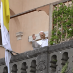 Papa Leão XIV saúda fiéis na saída de Castel Gandolfo