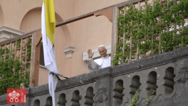 Papa Leão XIV saúda fiéis na saída de Castel Gandolfo
