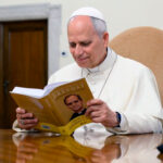 Papa Leão XIV recebe primeiro exemplar de 'Livres sob a Graça'