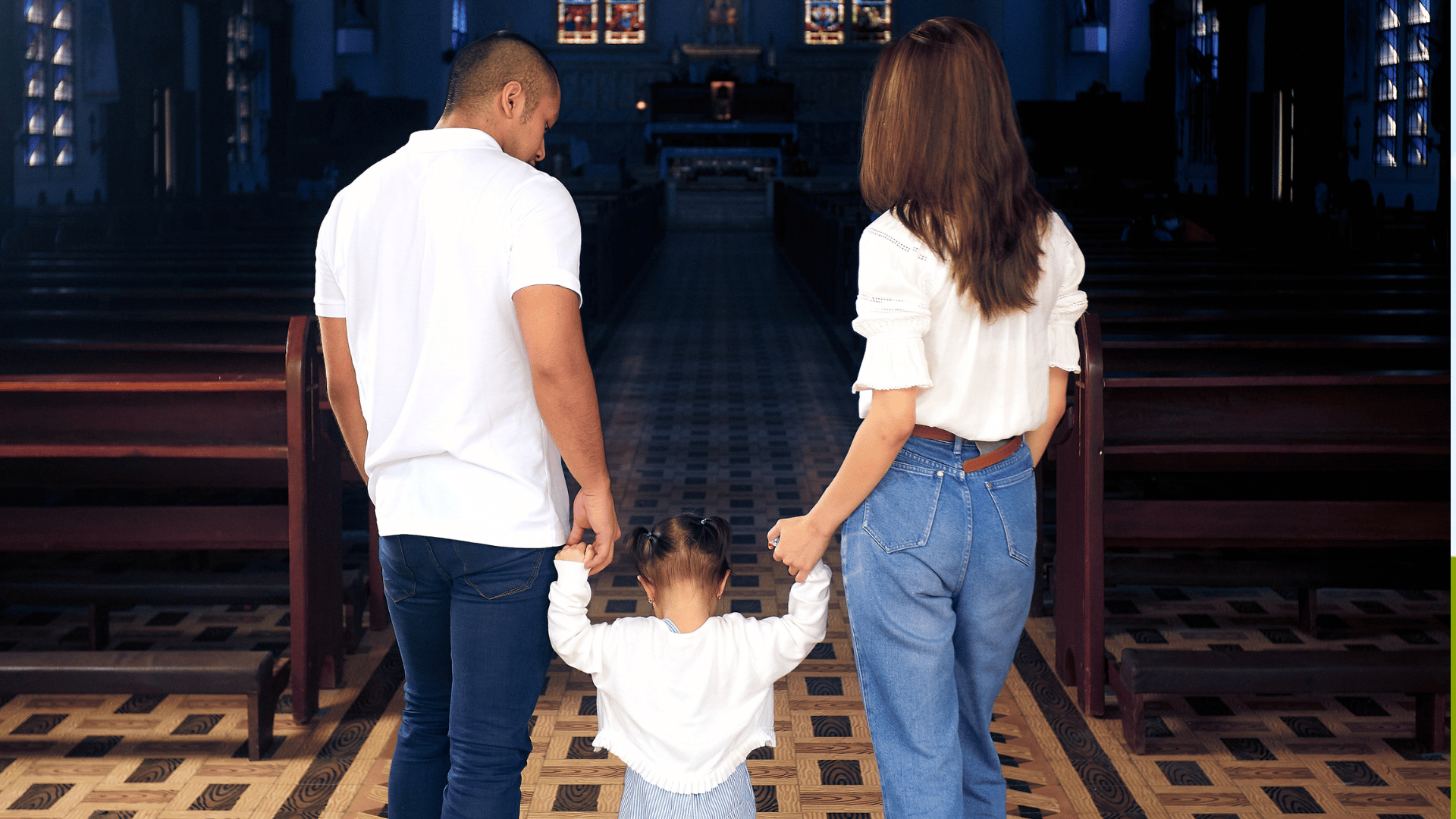 Imagem ilustrativa: um homem e uma mulher seguram as mãos de uma criança na porta de entrada de uma igreja