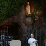 Nos Jardins do Vaticano, na Gruta de Nossa Senhora de Lourdes, Papa Leão XIV faz reflexão.