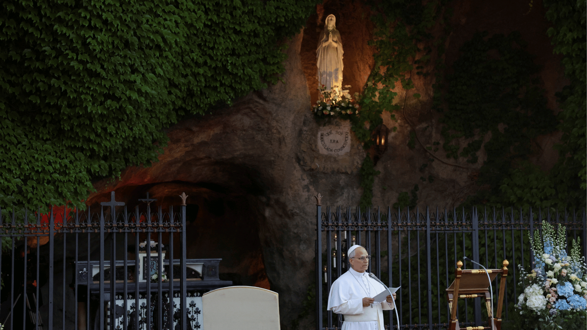 Nos Jardins do Vaticano, na Gruta de Nossa Senhora de Lourdes, Papa Leão XIV faz reflexão.