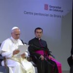 Papa escuta detentos que relatam mudança de vida dentro da prisão