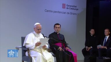Papa escuta detentos que relatam mudança de vida dentro da prisão