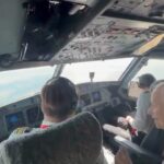 Leão XIV aceita convite e visita cabine do avião durante voo para Madri