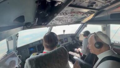 Leão XIV aceita convite e visita cabine do avião durante voo para Madri