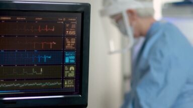 Inteligência artificial passa a ser usada para fiscalizar médicos brasileiros