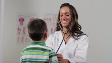 Nova lei aumenta acesso à saúde mental para crianças e jovens