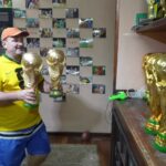 Artesão brasileiro fabrica réplicas da taça da Copa