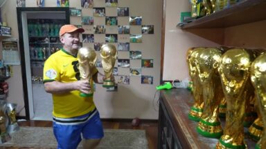 Artesão brasileiro fabrica réplicas da taça da Copa