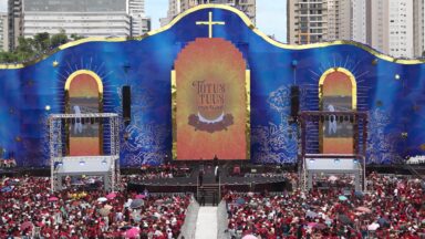Devotos vivem experiência profunda com a Virgem Maria