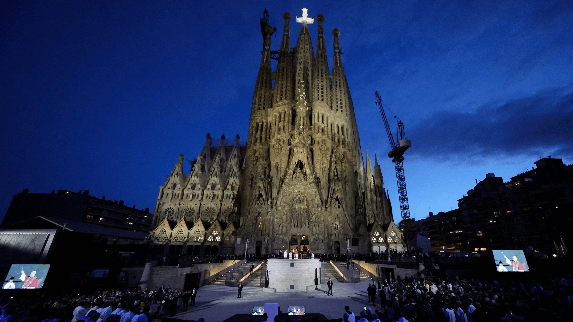 a imagem mostra a basílica da sagrada família