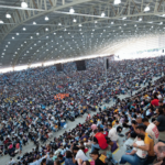 Lotado de pessoas, Centro de Evangelização da Comunidade Canção, durante acampamento.
