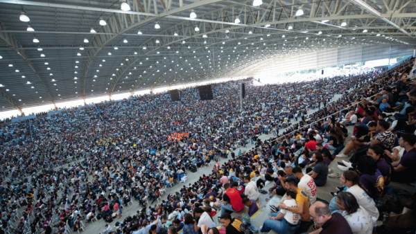 Lotado de pessoas, Centro de Evangelização da Comunidade Canção, durante acampamento.