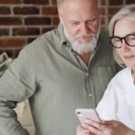 Uso constante do celular pode aumentar ansiedade e insônia em idosos