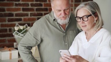 Uso constante do celular pode aumentar ansiedade e insônia em idosos
