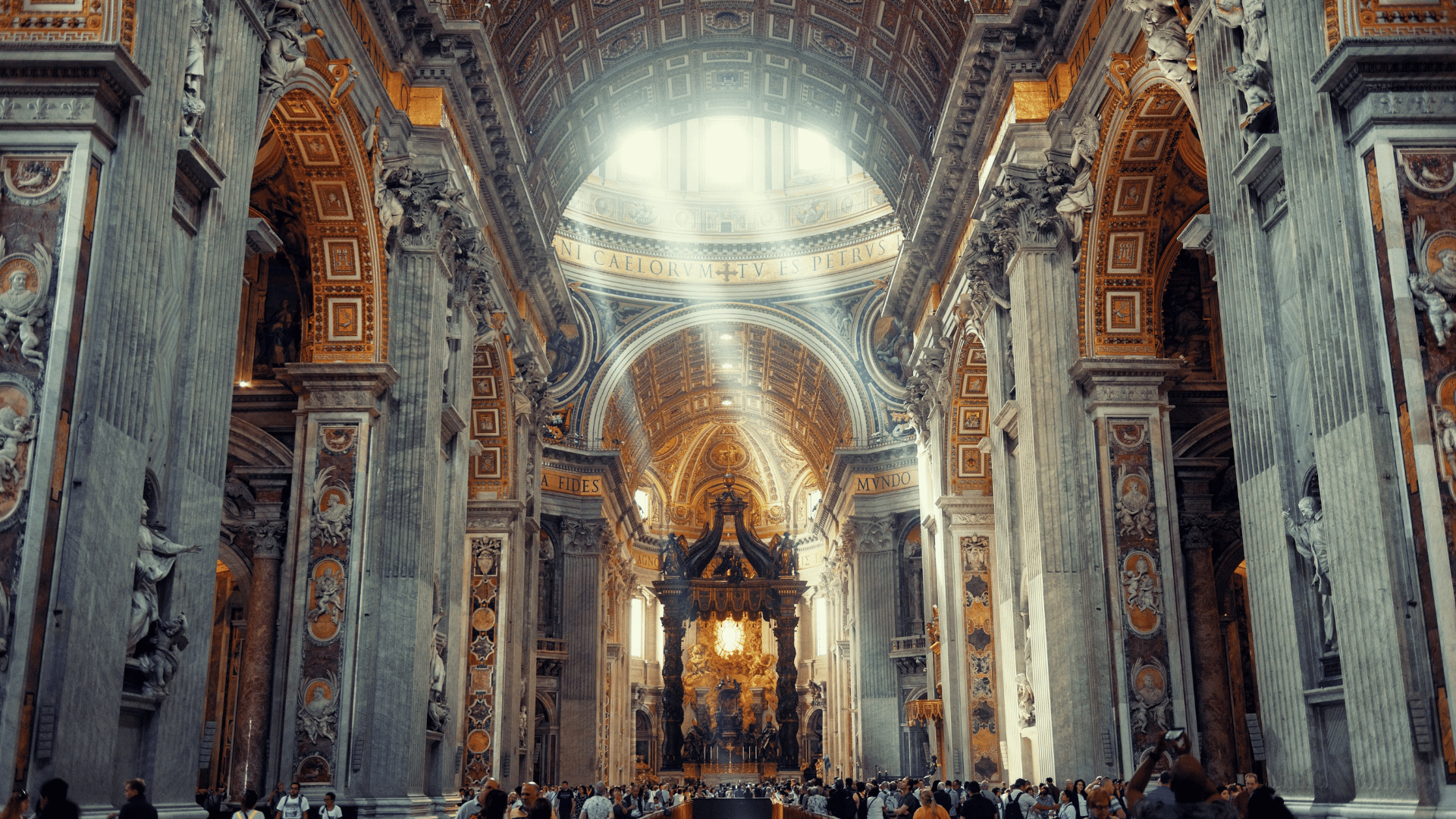 Interior da Basílica de São Pedro A imagem ilustra o interior da Basílica de São Pedro, invadido por raios de luz que entram pelas janelas localizadas na cúpula.