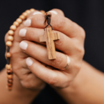 Mais paz, menos ansiedade: padre revela os frutos da oração diária