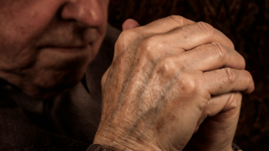 Papa: não esqueçam os idosos, o amor de Deus não esquece ninguém