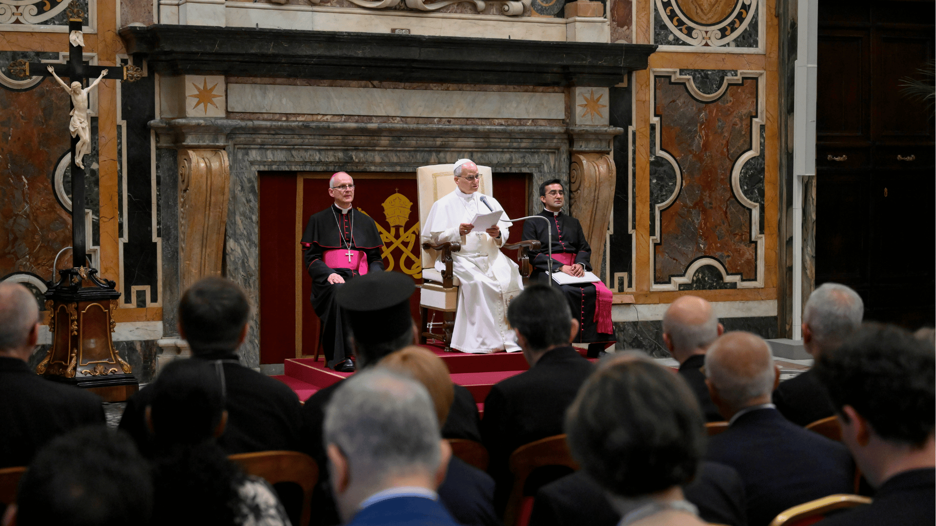 Papa sentado na Sala Clementina, no Vaticano, lê discurso sentado em cadeira papal aos participantes da ROACO