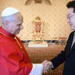 O Papa Leão XIV aparece com a tradicional moseta vermelha e aperta as mãos do presidente da Coreia do Sul