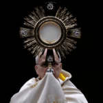 O Papa Leão XIV segura o ostensório com o Santíssimo Sacramento