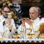 Papa Leão XIV preside a Missa de abertura do Consistório extraordinário no altar, acompanhado por cardeais e ministros, durante celebração na Basílica de São Pedro, no Vaticano.