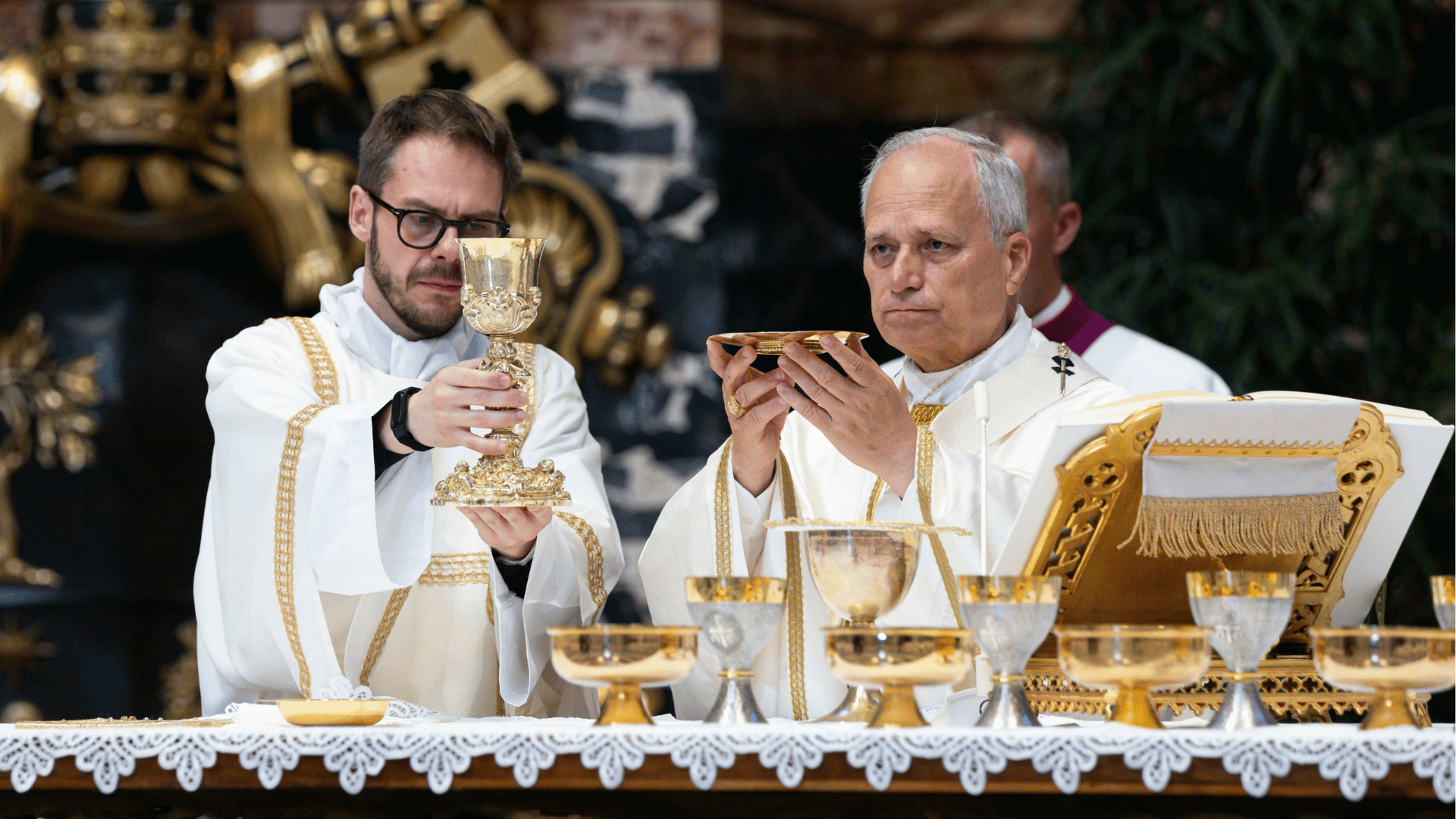 Papa Leão XIV preside a Missa de abertura do Consistório extraordinário no altar, acompanhado por cardeais e ministros, durante celebração na Basílica de São Pedro, no Vaticano.