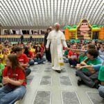 Papa às crianças: Deus olha para os corações, não para o celular