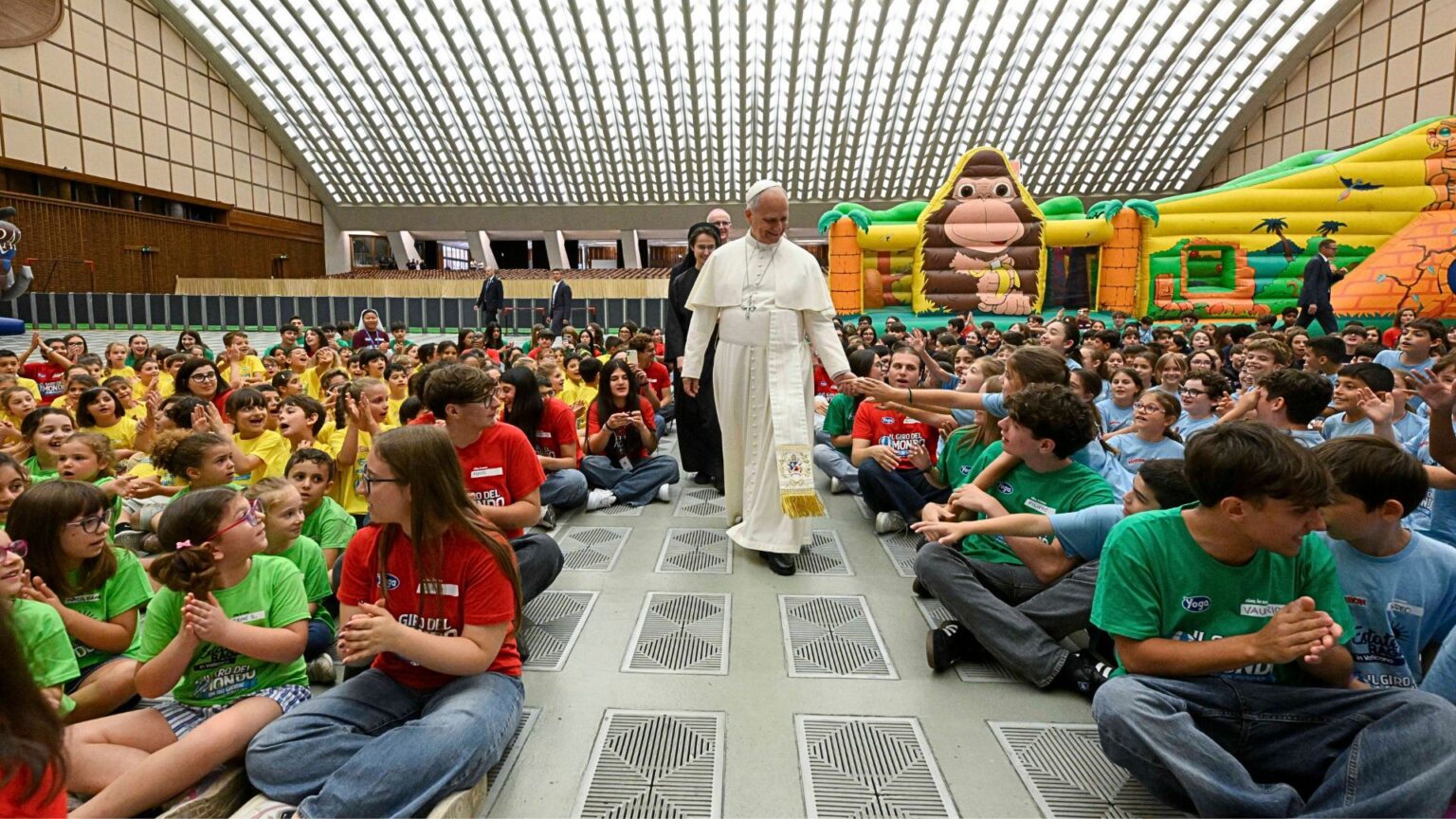papa-leao-criancas-foto-vatican-mediacppipasipa-usa-via-reuters-connect-1536x864.jpg