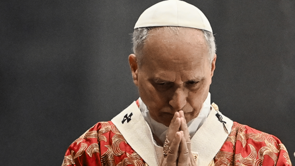 Papa Leão XIV em momento de oração na Solenidade de São Pedro e São Paulo.