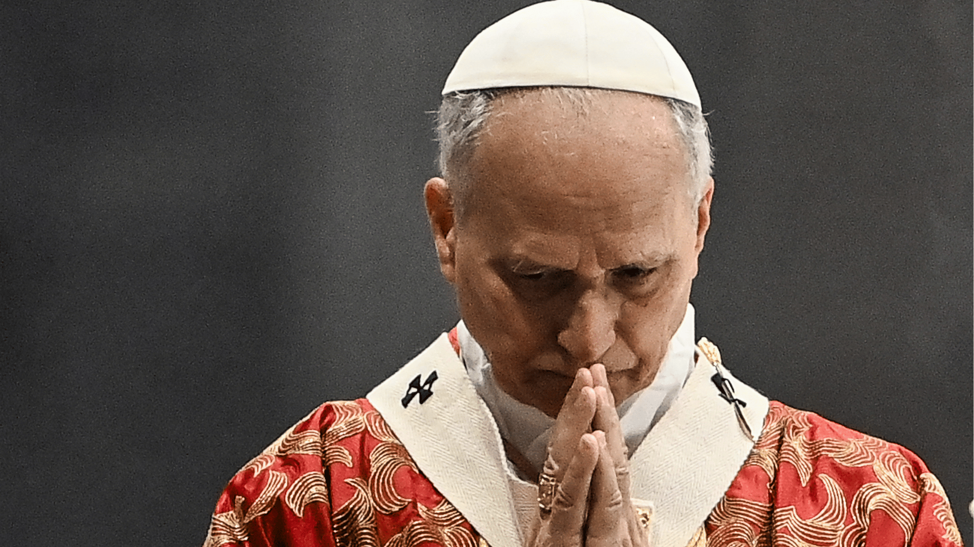 Papa Leão XIV em momento de oração na Solenidade de São Pedro e São Paulo.